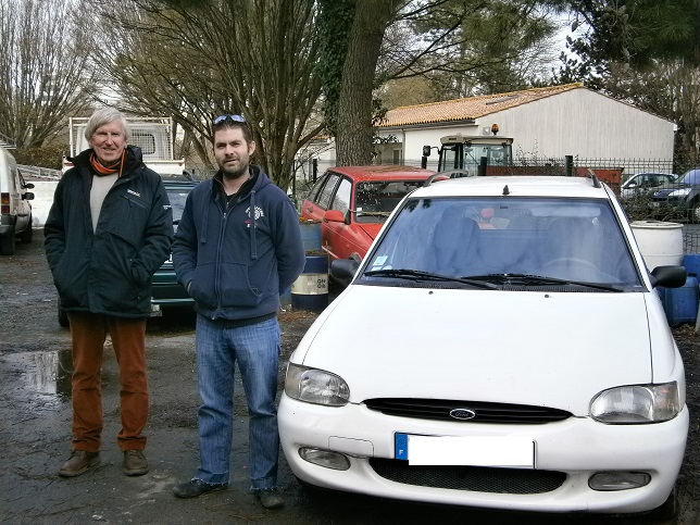 Daniel RAMAT donateur et Anthony Delavaud, mécanicien du garage partenaire de La Rochelle devant le véhicule donné